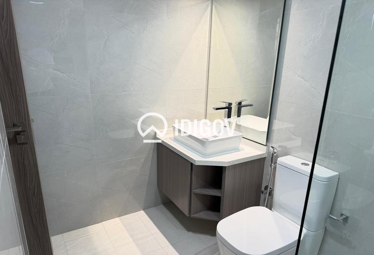 Vacant | Fully Furnished | Mid Floor photo 10