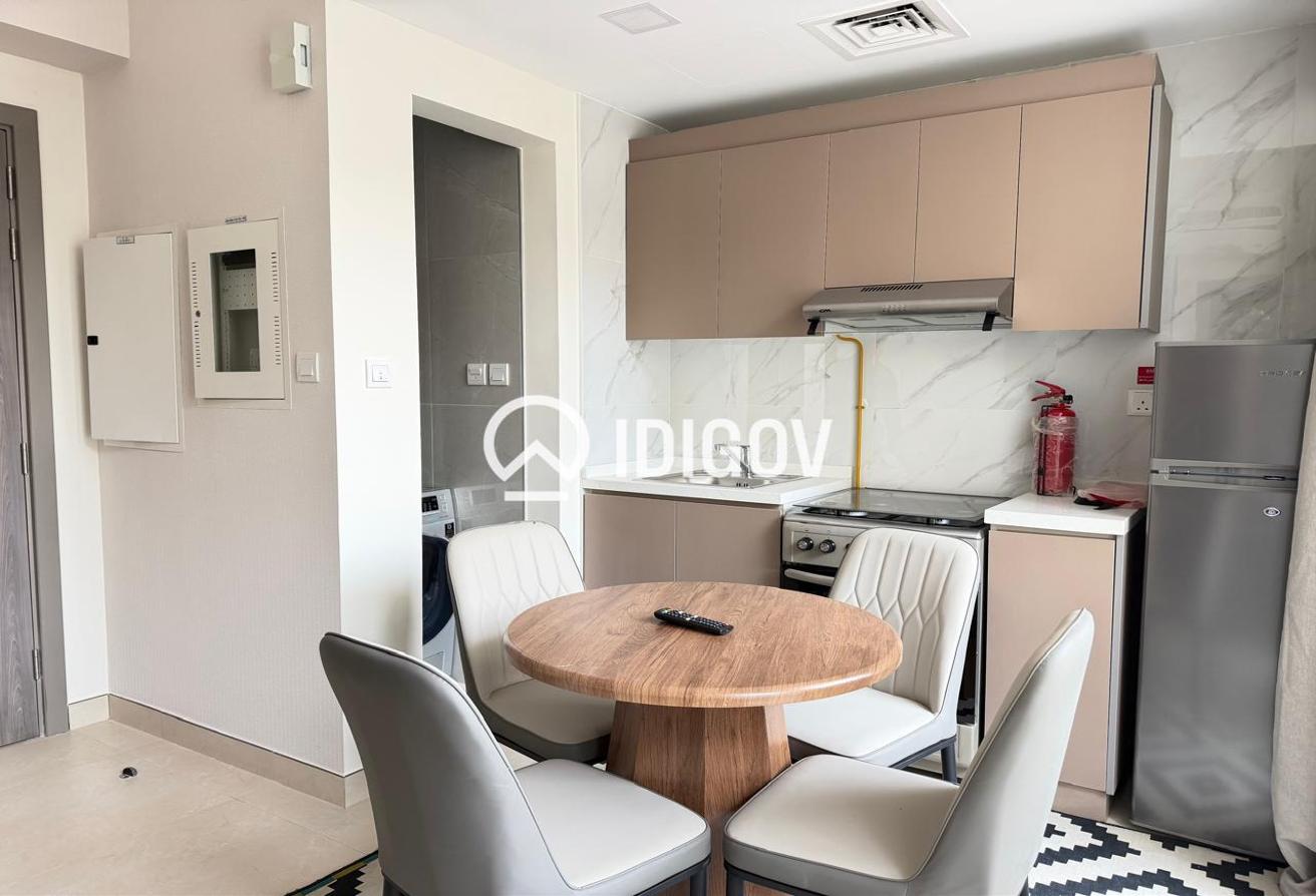 Vacant | Fully Furnished | Mid Floor photo 5