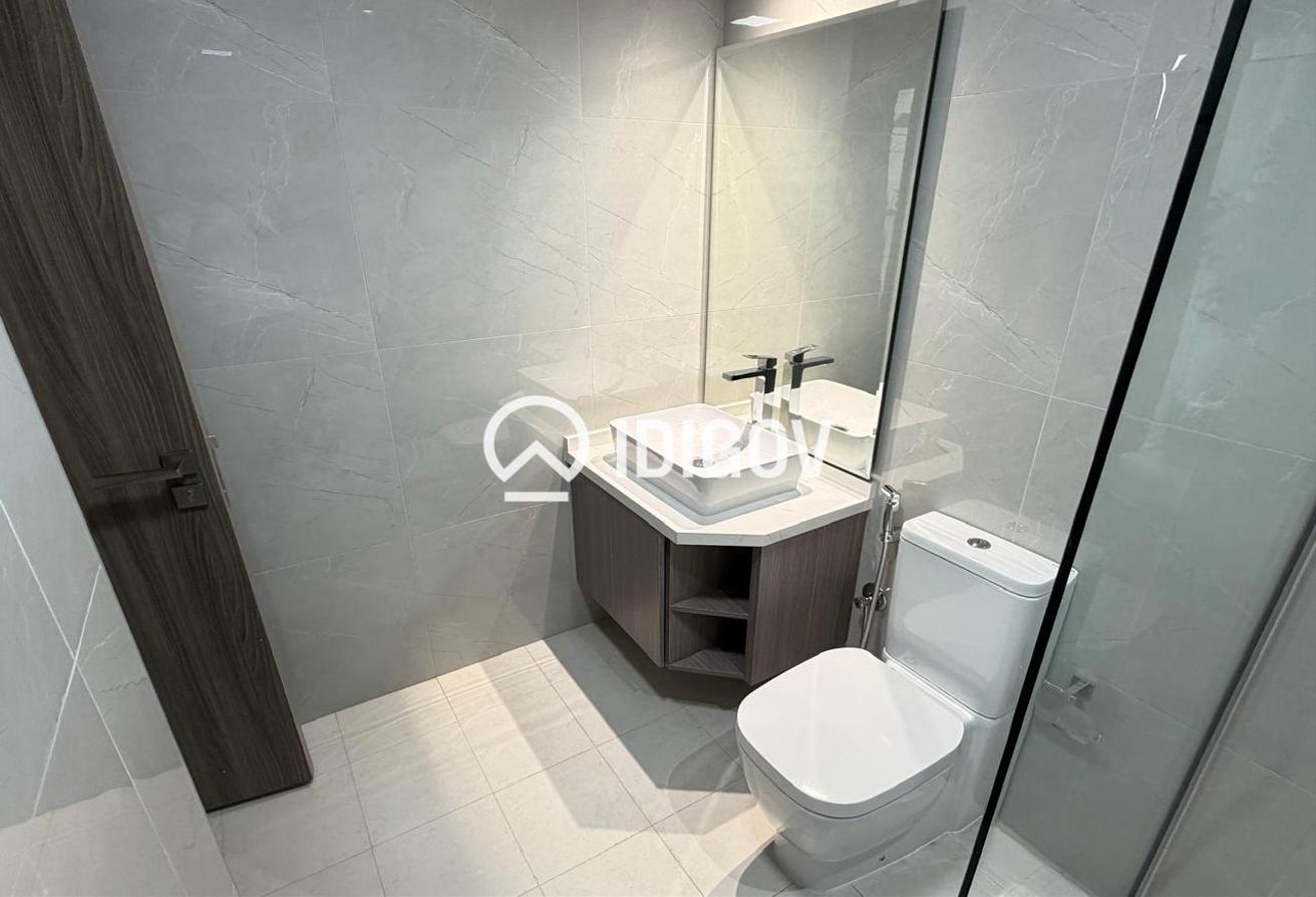 Vacant | Fully Furnished | Mid Floor photo 11