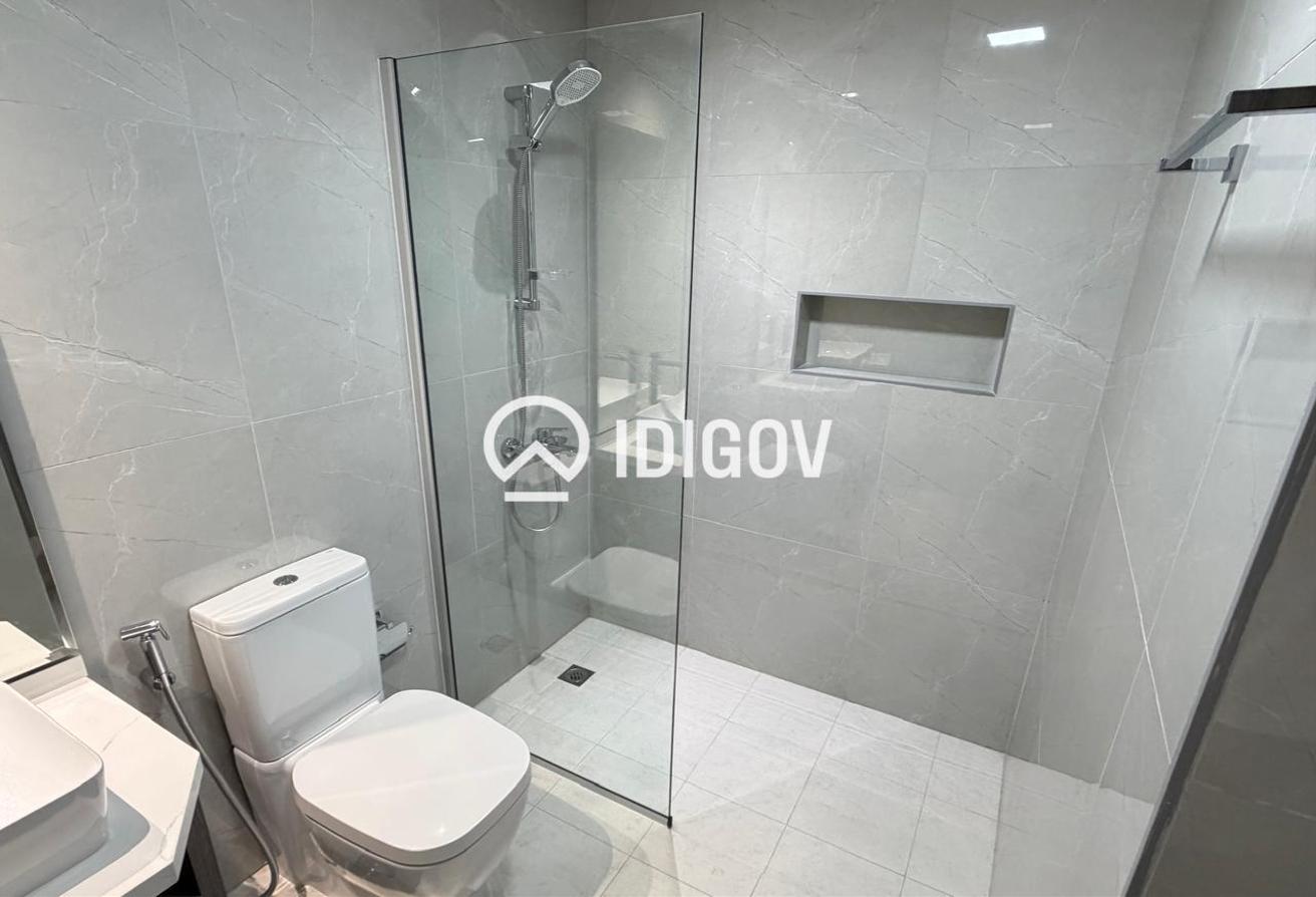 Vacant | Fully Furnished | Mid Floor photo 4