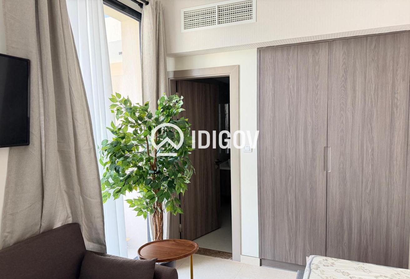Vacant | Fully Furnished | Mid Floor photo 8
