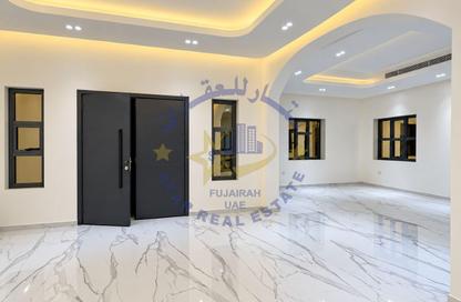 Villa - 5 - 7 for sale in Downtown Fujairah - Fujairah