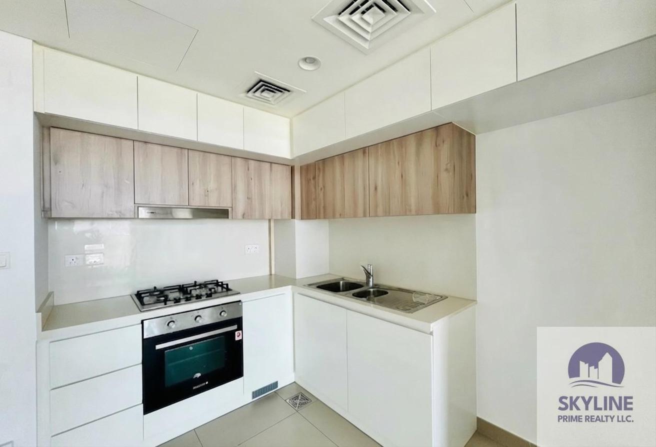Spacious Layout | High Floor | Vacant photo 4