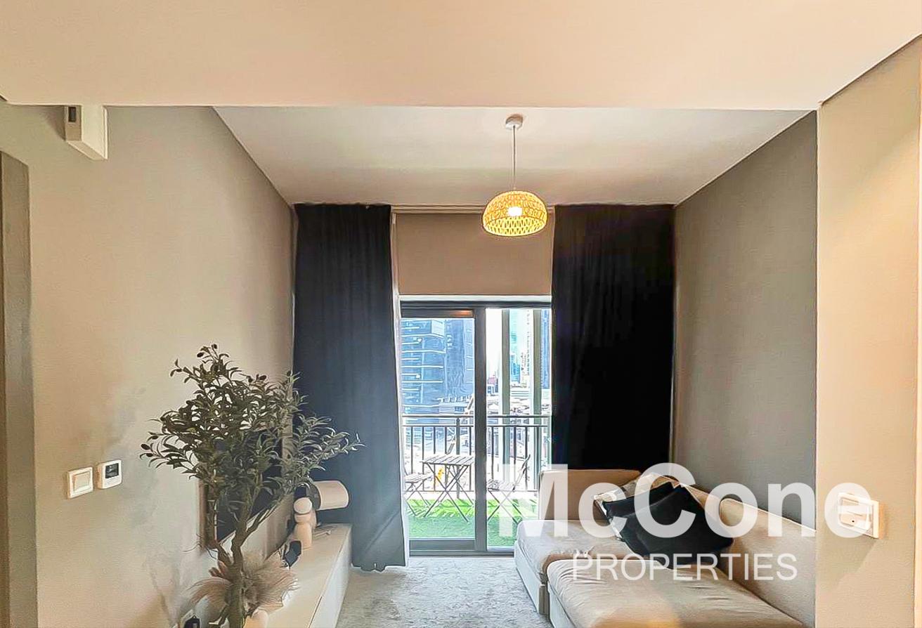 Modern | Vacant | Fully Furnished photo 4