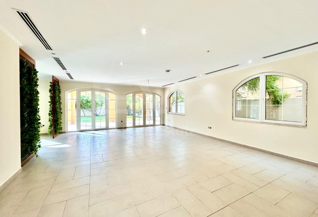 LARGE PLOT | VACANT | PRIVATE GARDEN photo 2