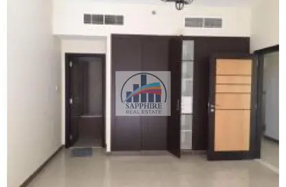 شقة - غرفة نوم - 2 حمامات للايجار في مبنى بي02 - طراز فرنسي - المدينة العالمية - دبي