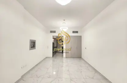 شقة - 1 حمام للايجار في الوردة بيضاء - الضاحية 12 - قرية جميرا الدائرية - دبي