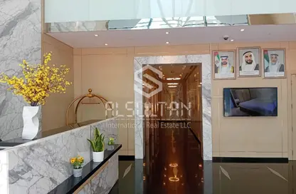 طابق كامل - استوديو - 3 حمامات للايجار في برج الجزيرة - شارع الكورنيش - أبوظبي