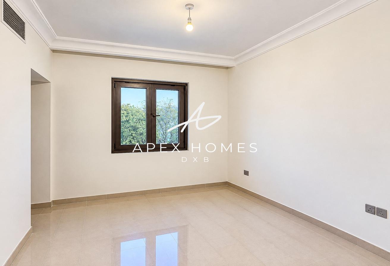 Huge Corner Plot | Single Row | Vacant photo 19