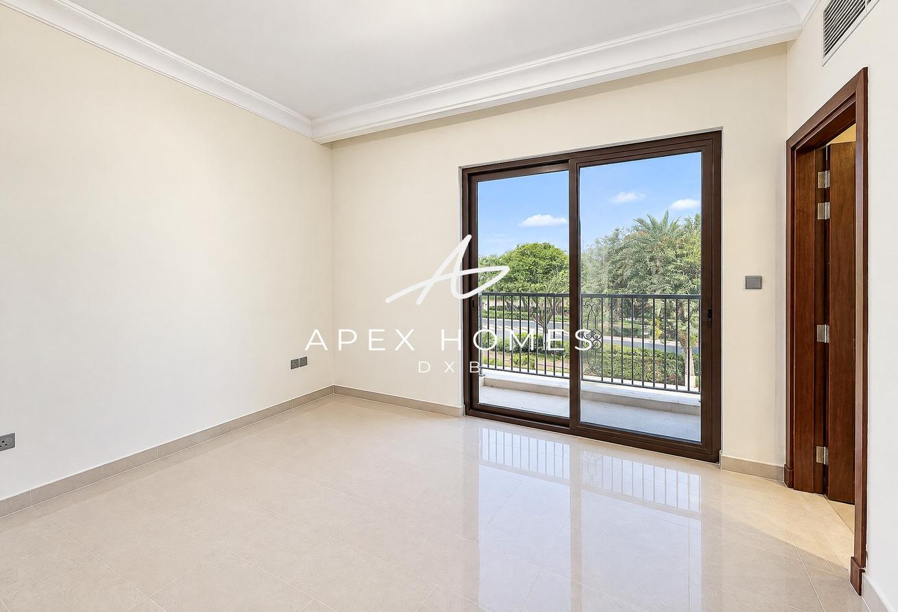 Huge Corner Plot | Single Row | Vacant photo 14