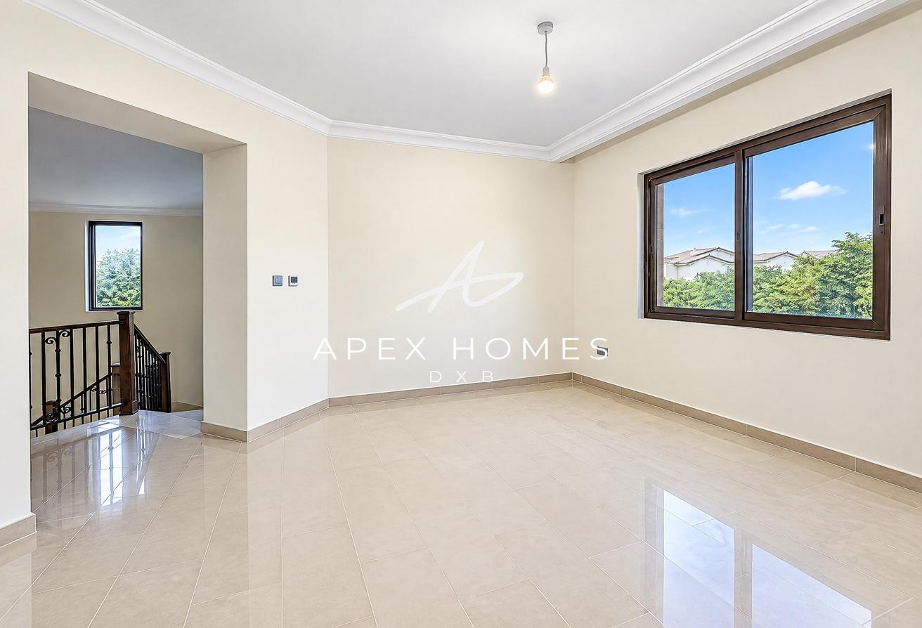 Huge Corner Plot | Single Row | Vacant photo 12