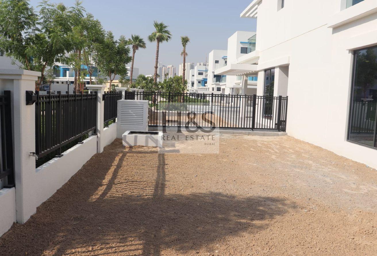 Single Row | Park Facing | Biggest Plot photo 23