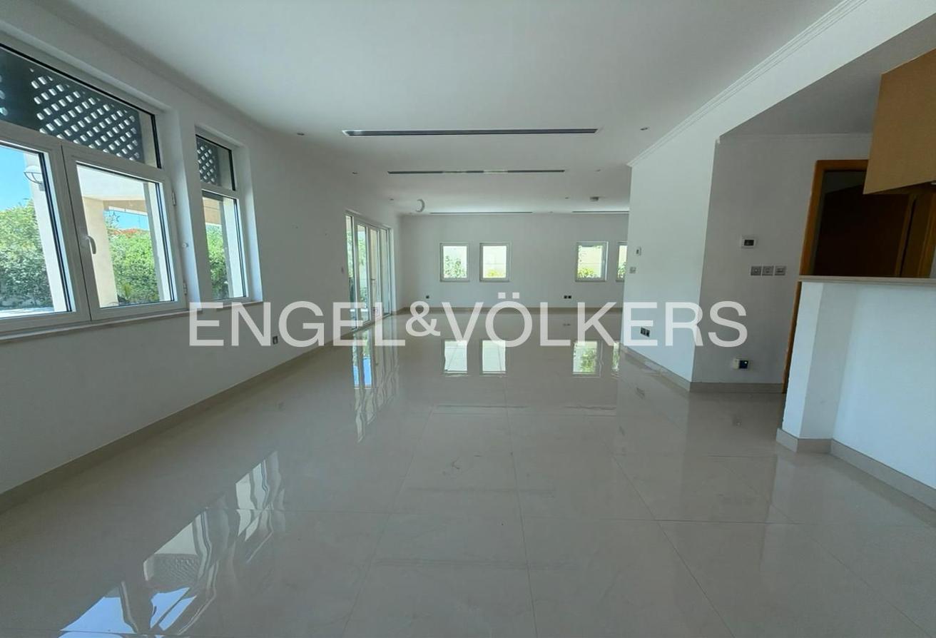 Vacant | Huge Plot | Single Row | Prime Location photo 5