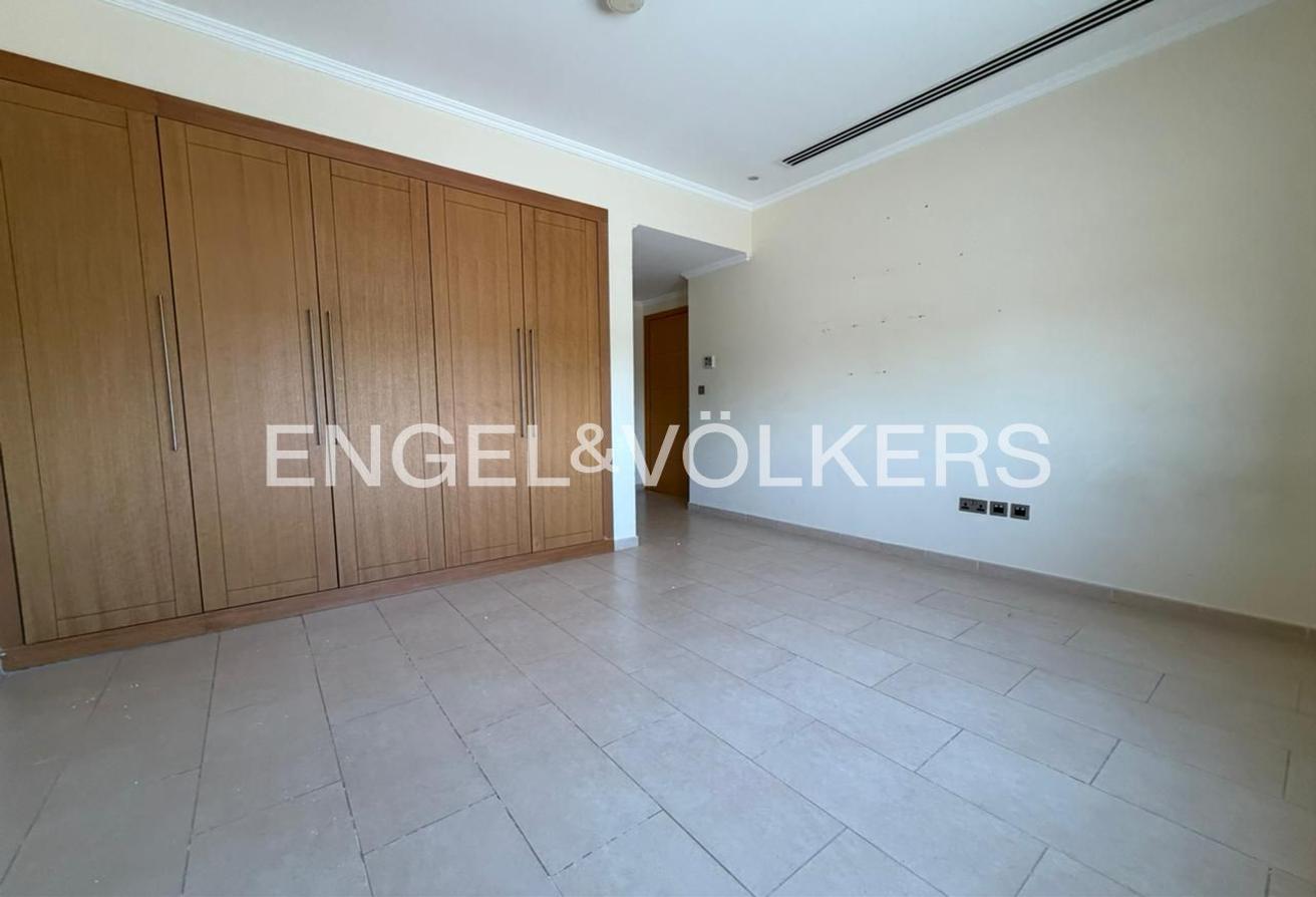 Vacant | Huge Plot | Single Row | Prime Location photo 16