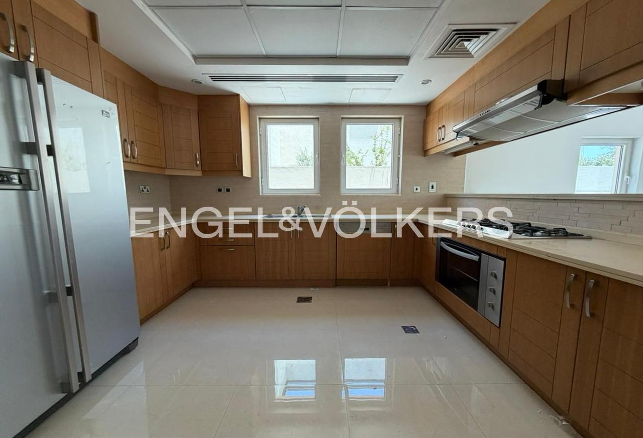 Vacant | Huge Plot | Single Row | Prime Location photo 7