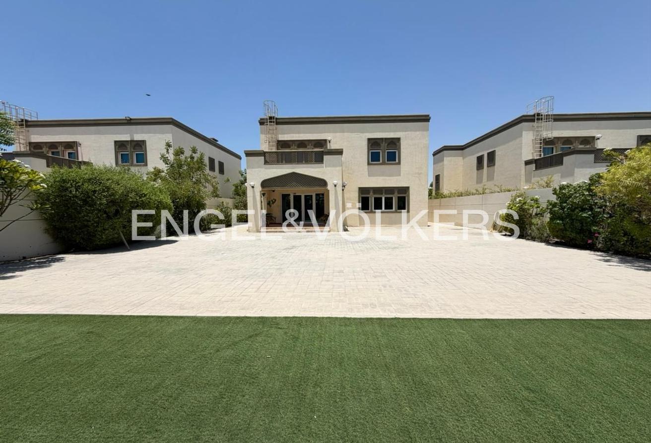 Vacant | Huge Plot | Single Row | Prime Location photo 21