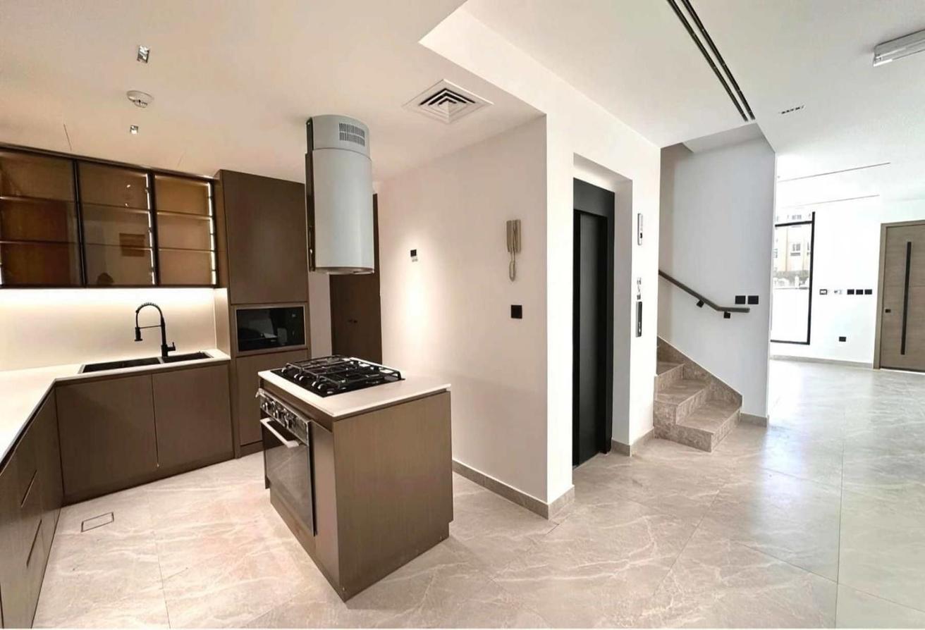 Elegant 4 Beds | Modern Finishing | Vacant photo 7