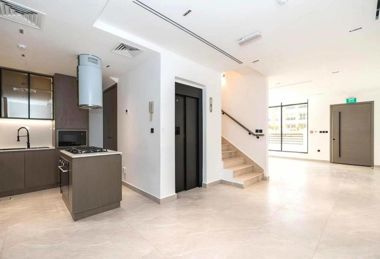 Elegant 4 Beds | Modern Finishing | Vacant photo 9