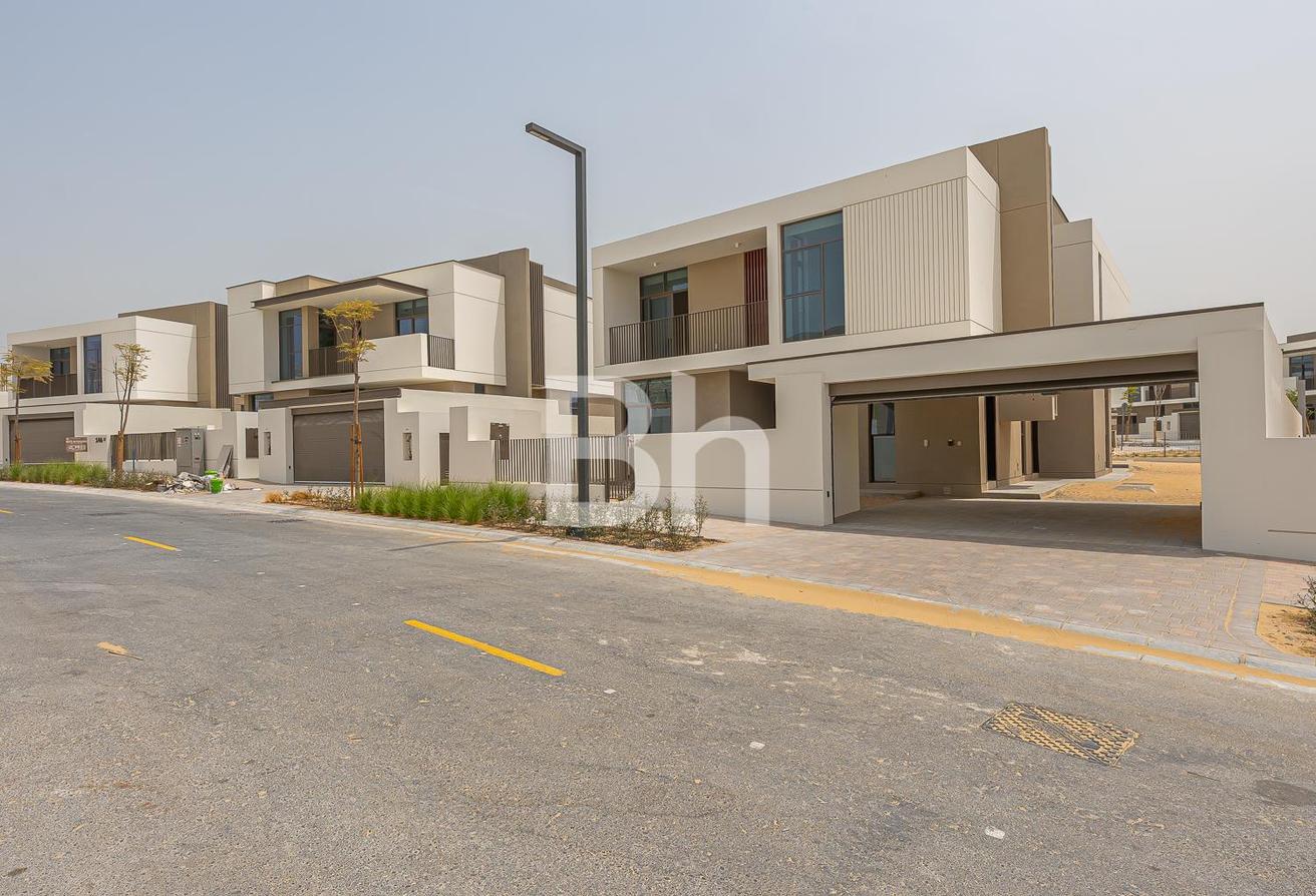 5BR Villa | Private Garden | Available from Sept photo 26