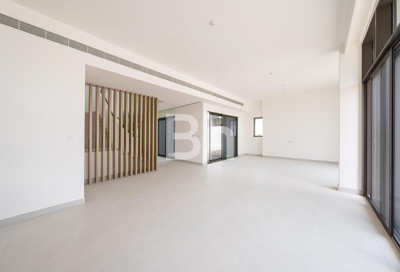 5BR Villa | Private Garden | Available from Sept photo 3