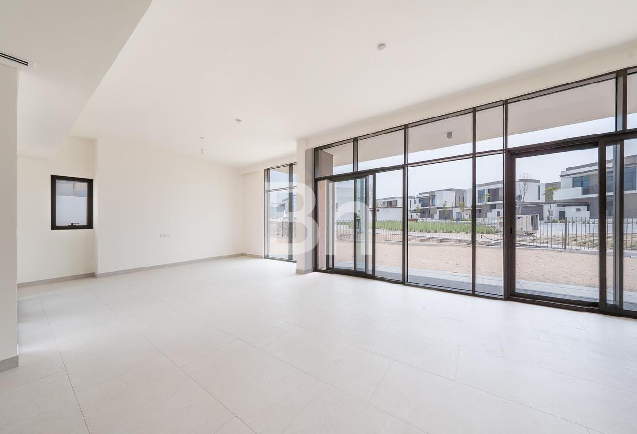 5BR Villa | Private Garden | Available from Sept photo 2