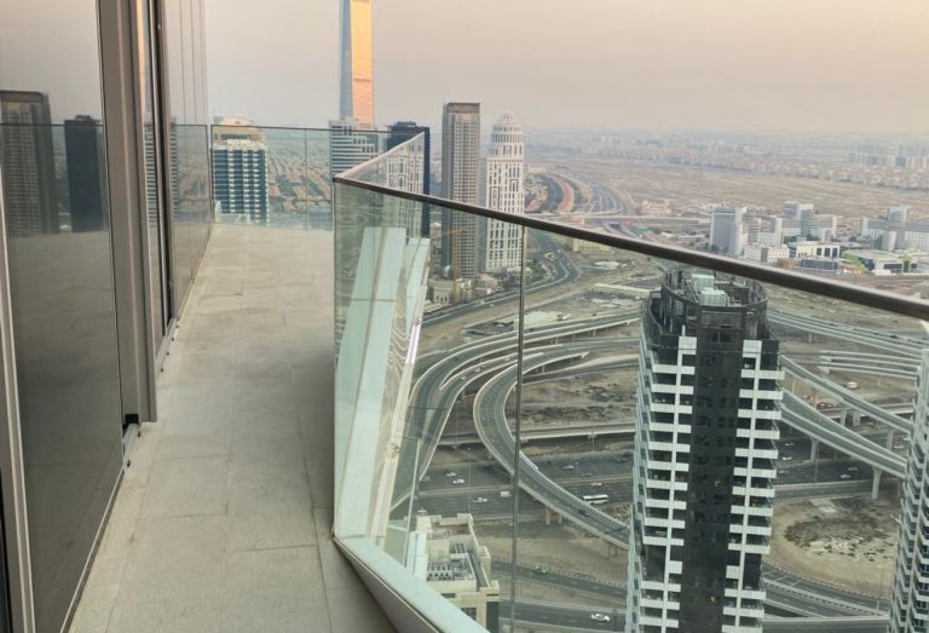 Ultra Luxury Living/ View Of Marina/ Ready To Move — image 12