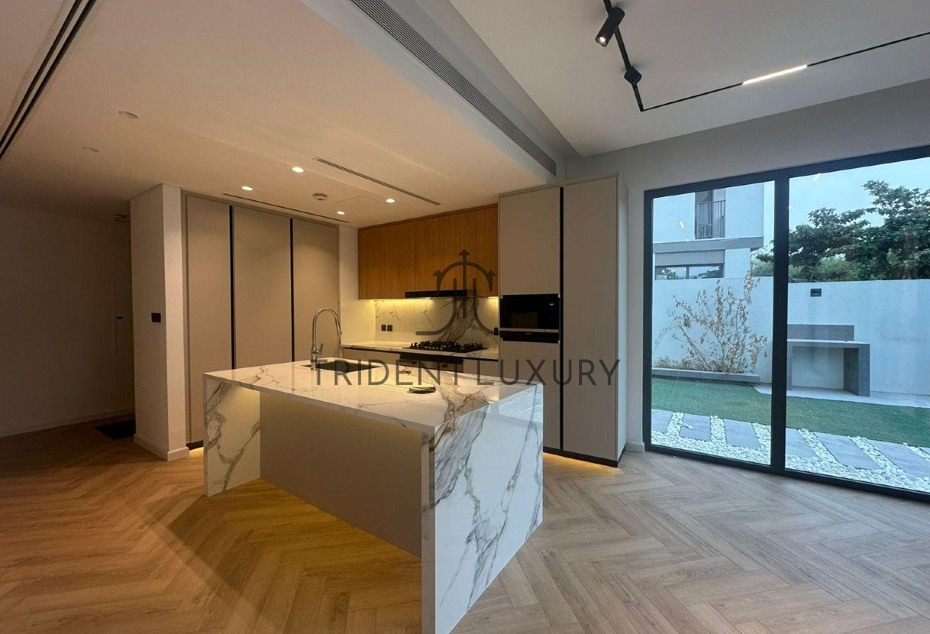 Upgraded | Extended | Vacant | NEGOTIABLE photo 4