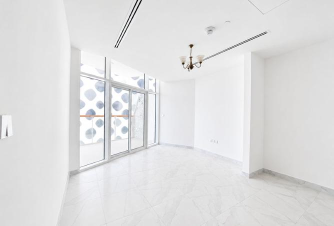 Burj Khalifa & Canal View | Spacious Studio photo 2
