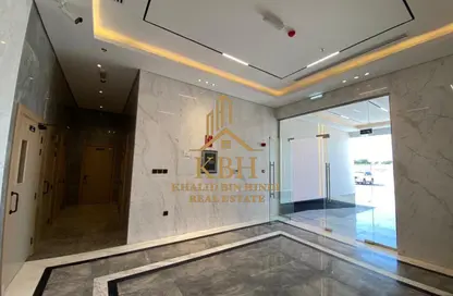 شقة - 2 غرف نوم - 2 حمامات للايجار في الزاهية - تجارية مويلح - الشارقة