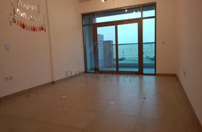 شقة - 2 غرف نوم - 3 حمامات للايجار في مبنى النصر المركزي - عود ميثاء - بر دبي - دبي