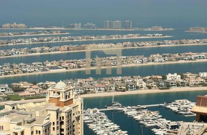 Apartment - Studio - 1 for rent in The Palm Tower - Palm Jumeirah - Dubai