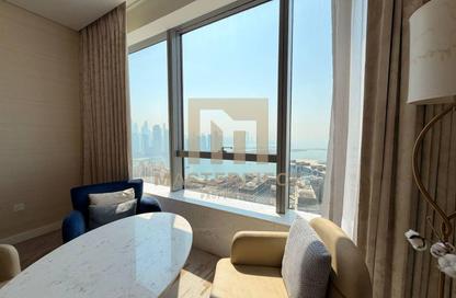 Apartment - Studio - 1 for rent in The Palm Tower - Palm Jumeirah - Dubai