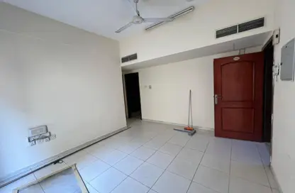 شقة - 4 غرف نوم - 2 حمامات للايجار في بناء النباعة - النبعة - الشرق - الشارقة