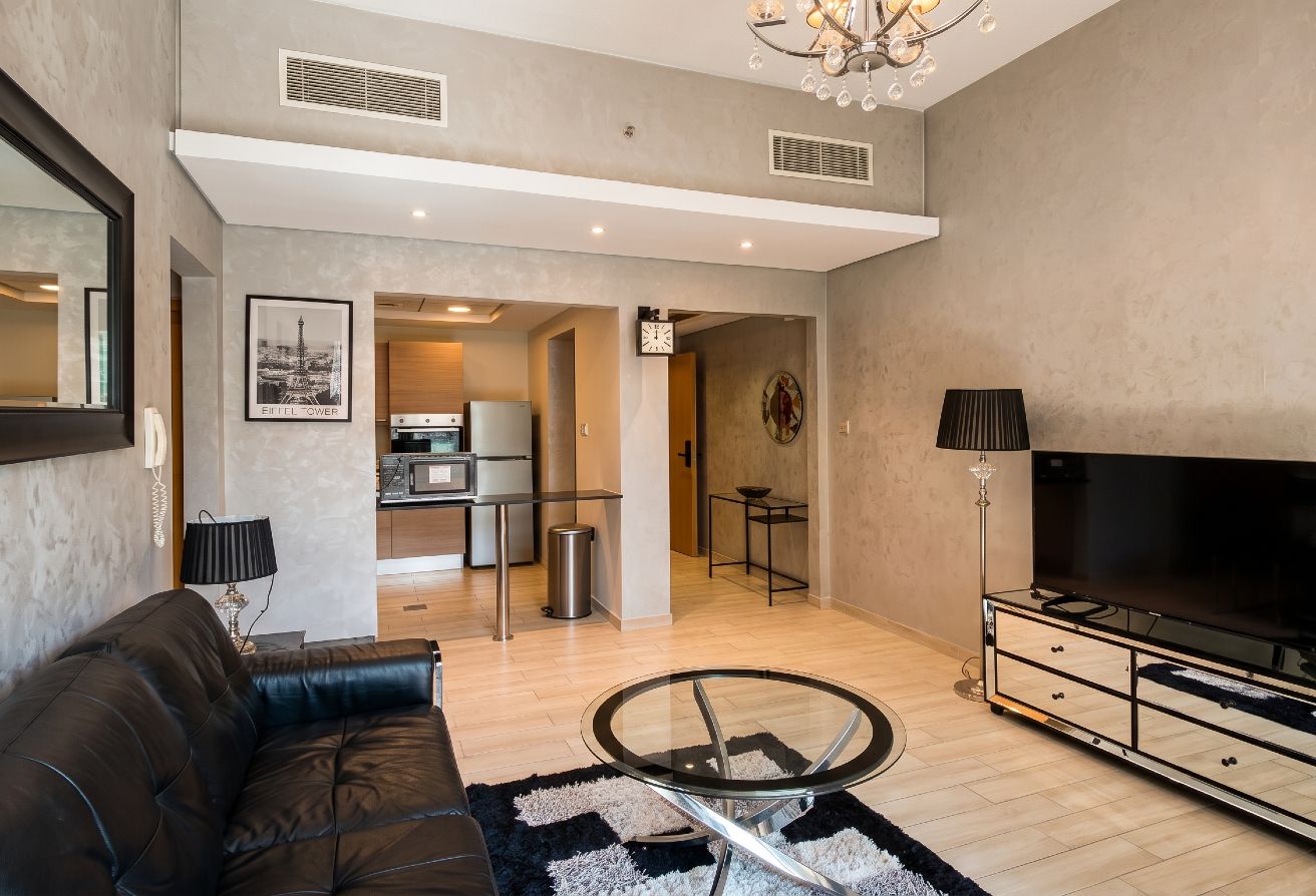 12 Cheques | Full Pool View | Easy Access