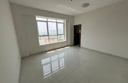 شقة - 2 غرف نوم - 3 حمامات للايجار في برج الكورنيش - الرميلة - عجمان