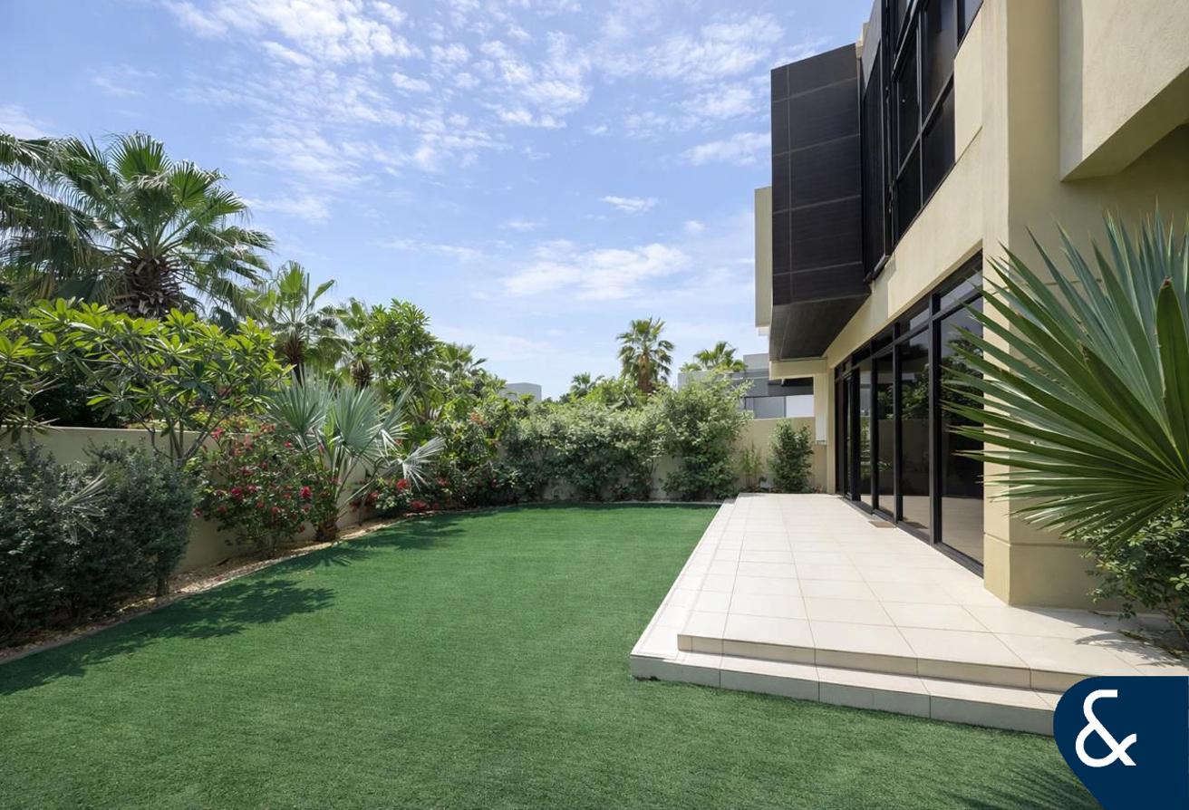 Single Row I Unfurnished I Upgraded Garden photo 14