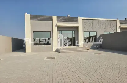 Villa - 4 Bedrooms - 5 Bathrooms for rent in Al Felyyah - Ras Al Khaimah