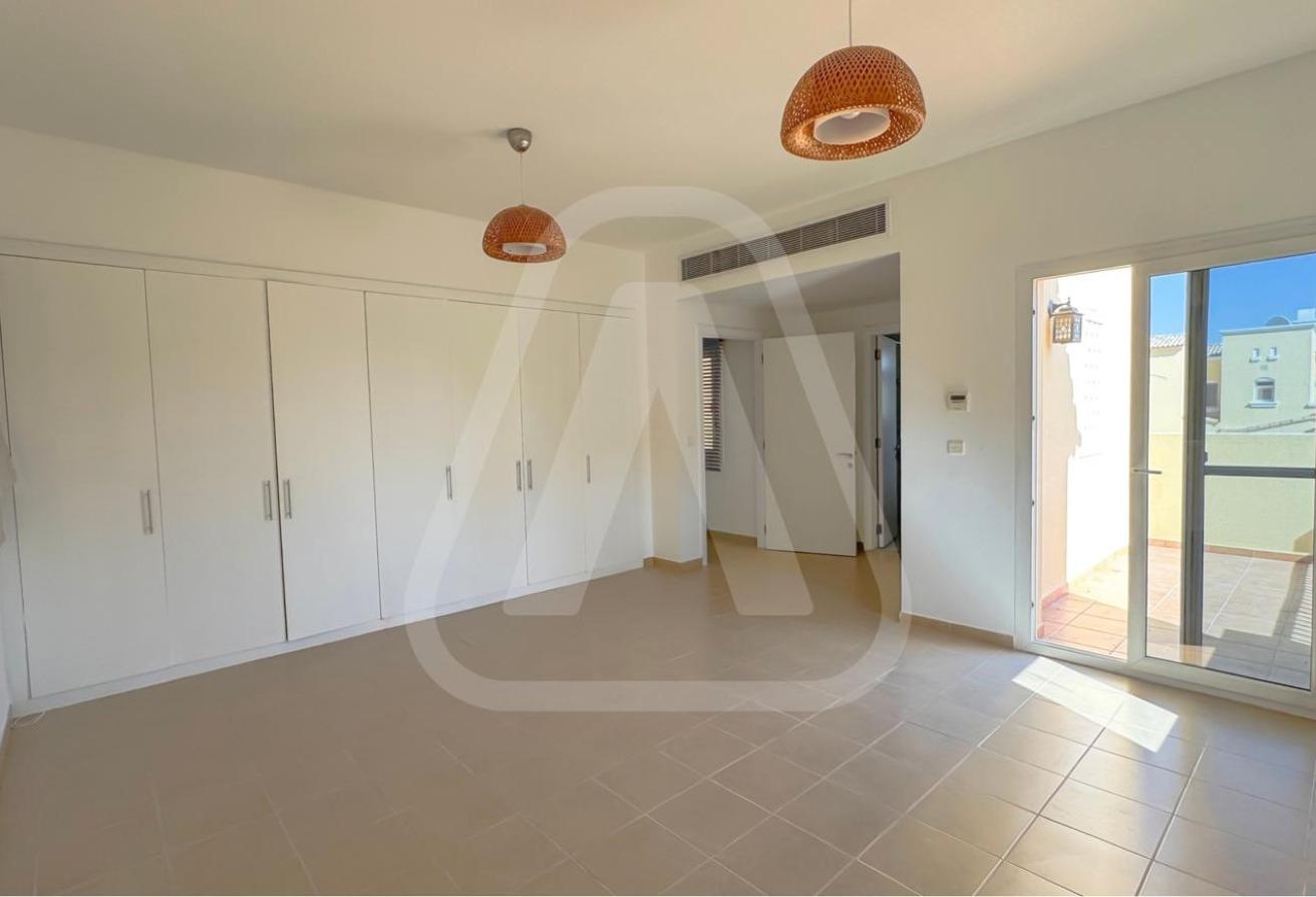 Corner Villa| Poolside|Upgraded kitchen|Landscaped photo 5