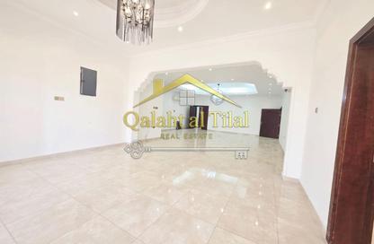 Villa - 3 - 5 for rent in Al Falaj - Al Riqqa - Sharjah