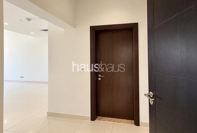 Large Studio | Canal View | Separate Kitchen
