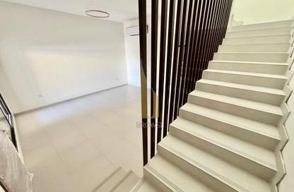 Villa - 5 Bedrooms - 5 Bathrooms for rent in Jumeirah 1 Villas - Jumeirah 1 - Jumeirah - Dubai Villa - 5 Bedrooms - 5 Bathrooms for rent in Jumeirah 1 Villas - Jumeirah 1 - Jumeirah - Dubai