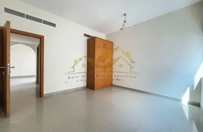 شقة - 2 غرف نوم - 2 حمامات للايجار في طريق منخول - بر دبي - دبي