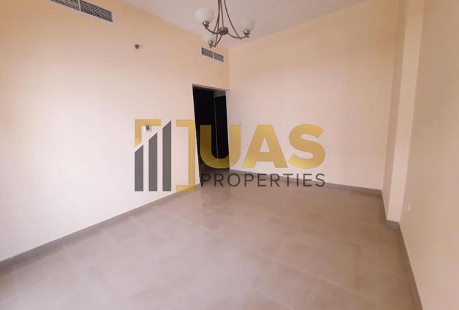 Huge 1Bed + Laundry | Family Building photo 2