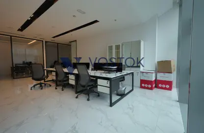 مكتب - غرفة نوم - 1 حمام للايجار في برج أوبوس - الخليج التجاري - دبي