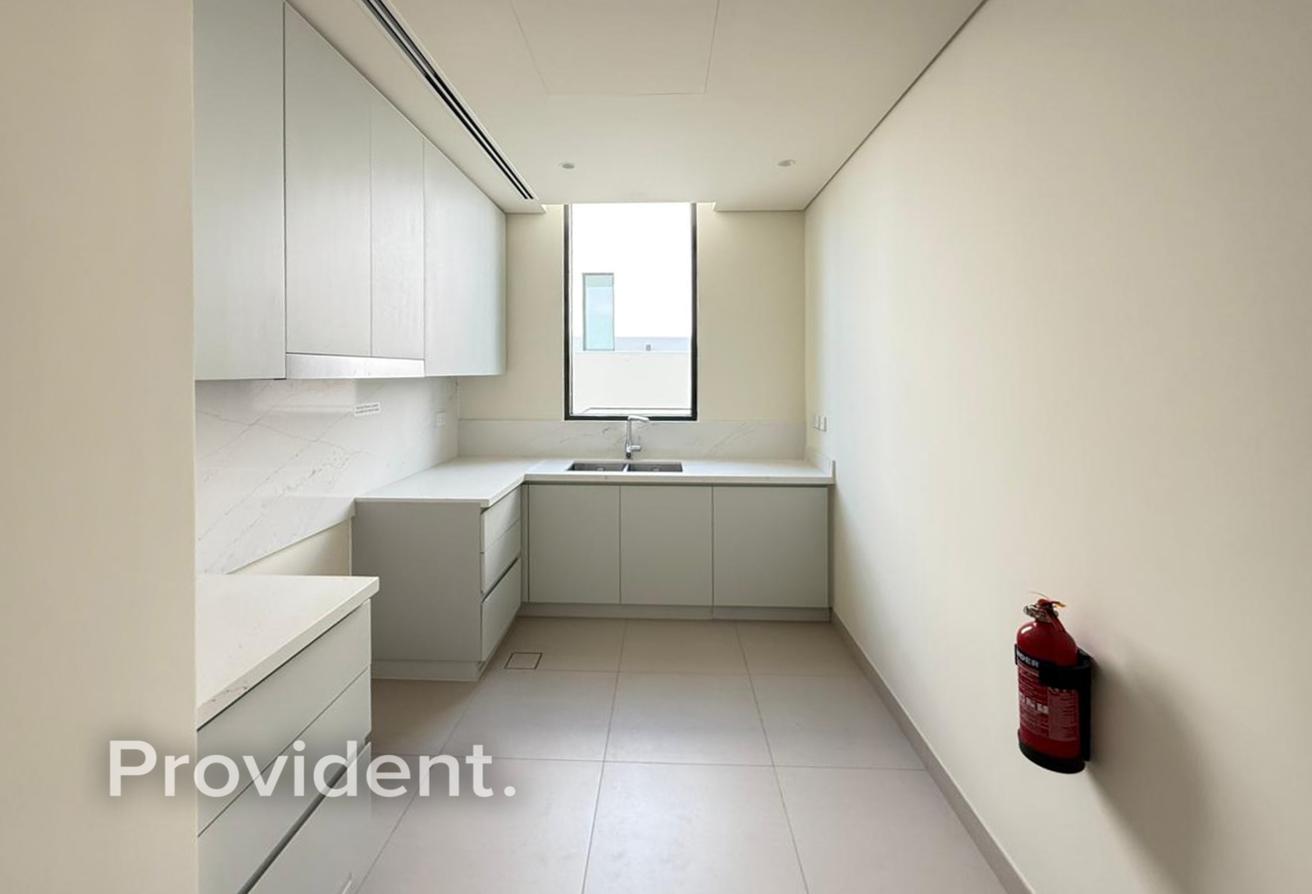 5BR Villa | Vacant | Unfurnished | Spacious photo 9