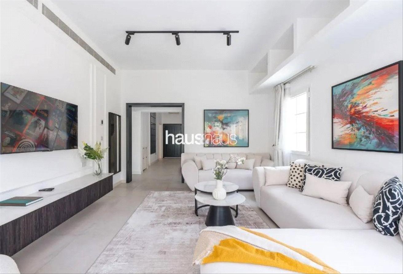 Gorgeous Family Home | Fully Upgraded | Furnished photo 4