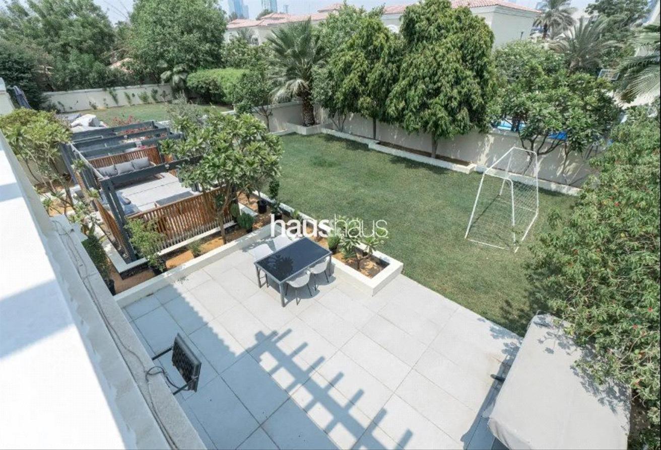 Gorgeous Family Home | Fully Upgraded | Furnished photo 15