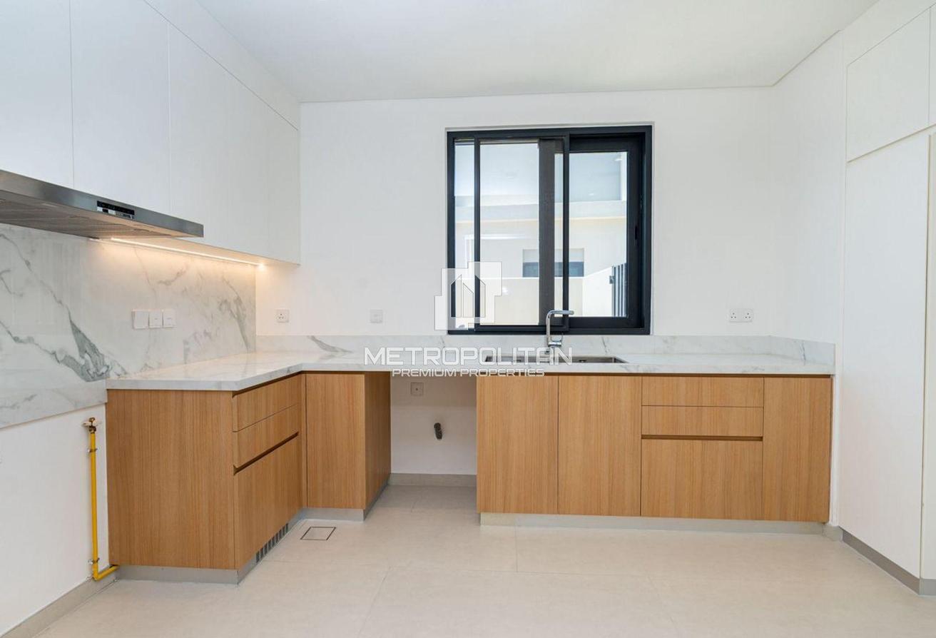 Close to Pool and Park | Single Row | Corner Unit photo 4