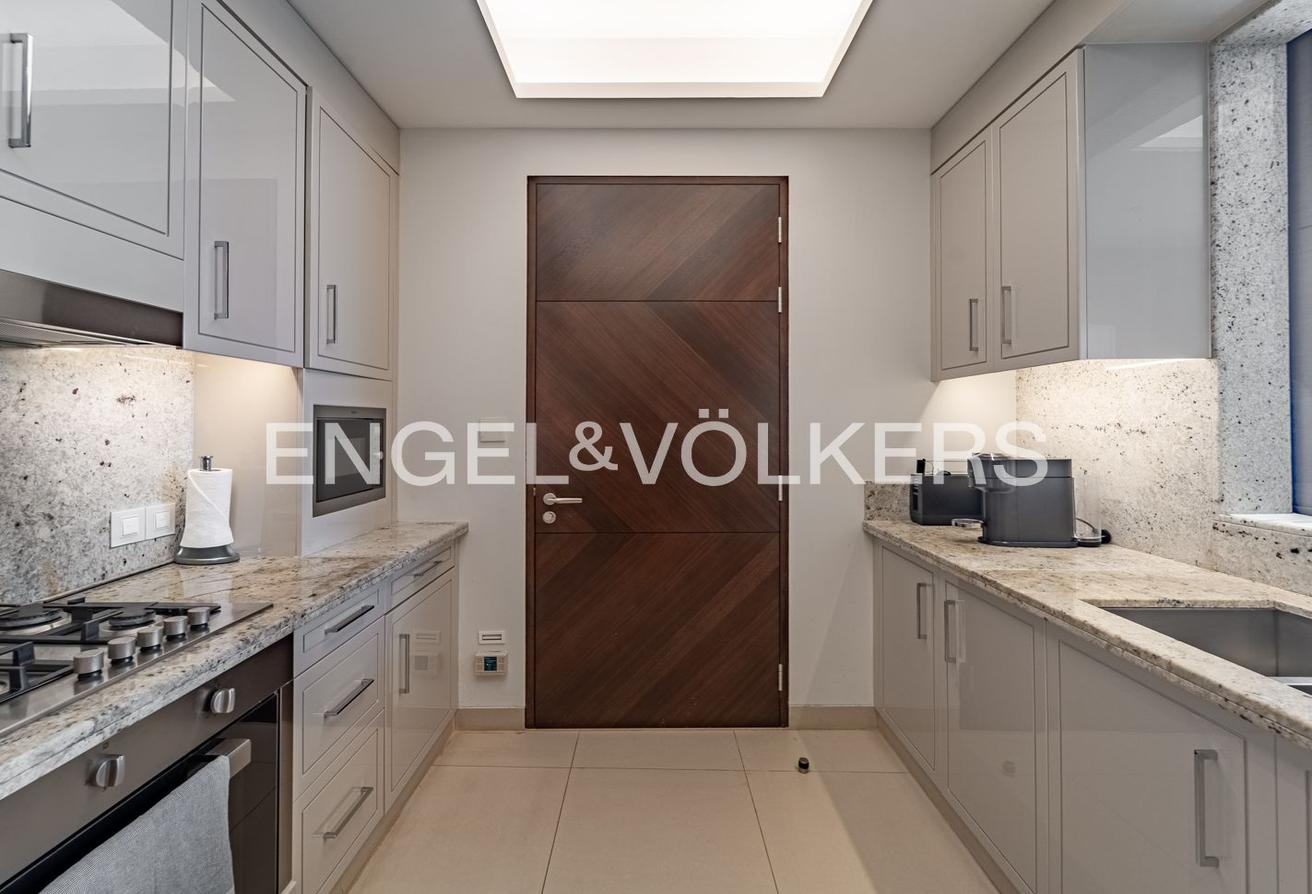 Burj Khalifa View | Luxurious | Premium photo 8
