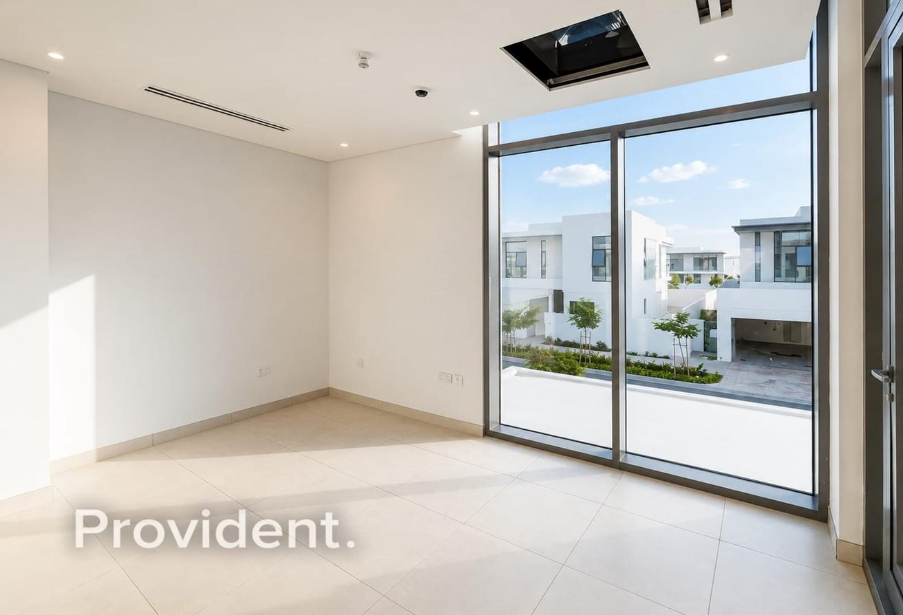 Brand New 4-Bed TH | Prime Location | 2 Cheques photo 7